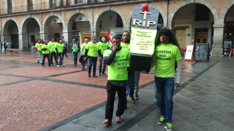 Miembros del Parque de Bomberos de Ávila protestan por la falta de personal