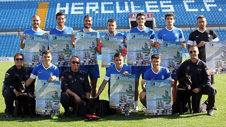 Jugadores del Hércules CF con el cartel del evento benéfico