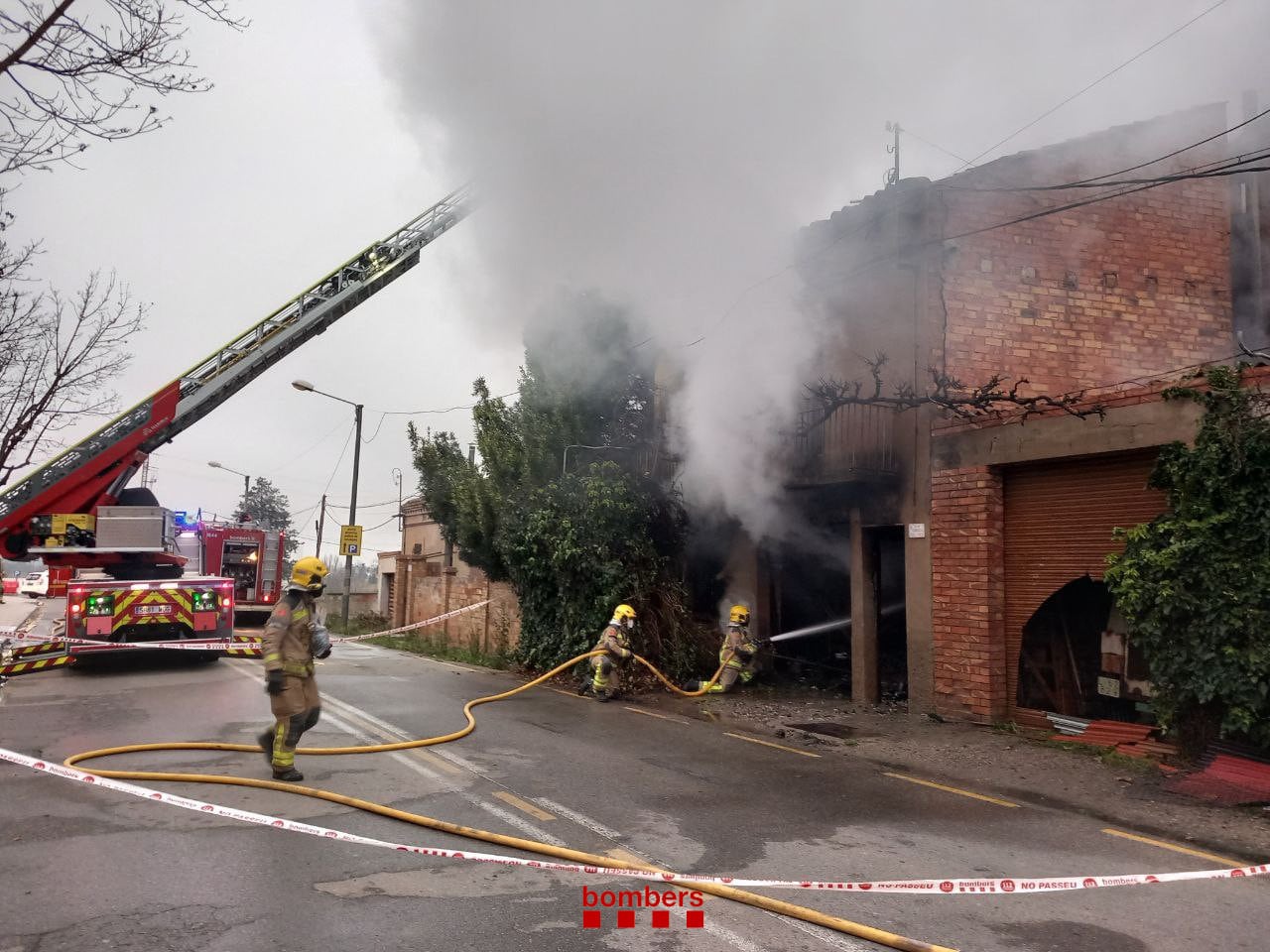 L&#039;incendi ha tingut lloc en una casa abandonada situada davant del Guindàvols, a prop de l&#039;Àrnau. Foto: Bombers de la Generalitat.