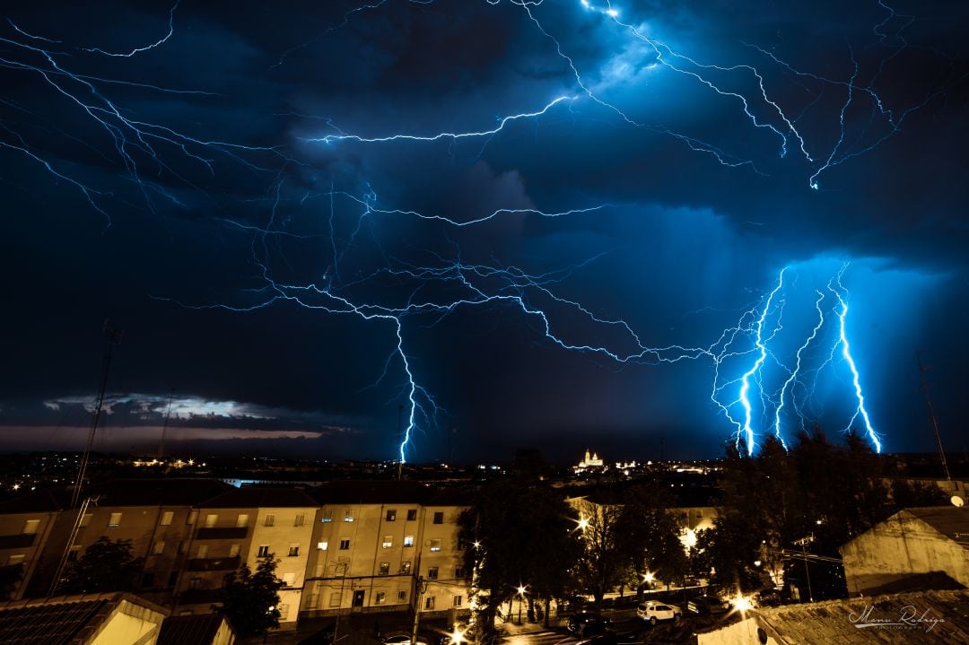 Imagen de la tormenta sobre la ciudad de Segovia en la noche de ayer