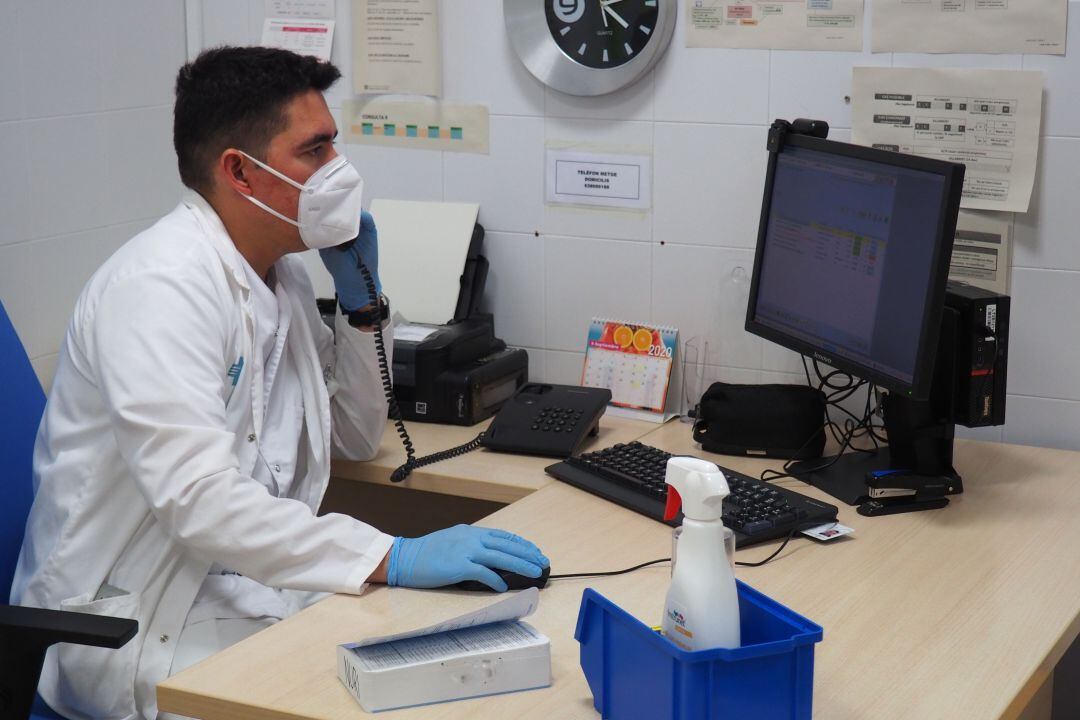 Professional de l'atenció primària de l'ICS Girona atenent una consulta per telèfon