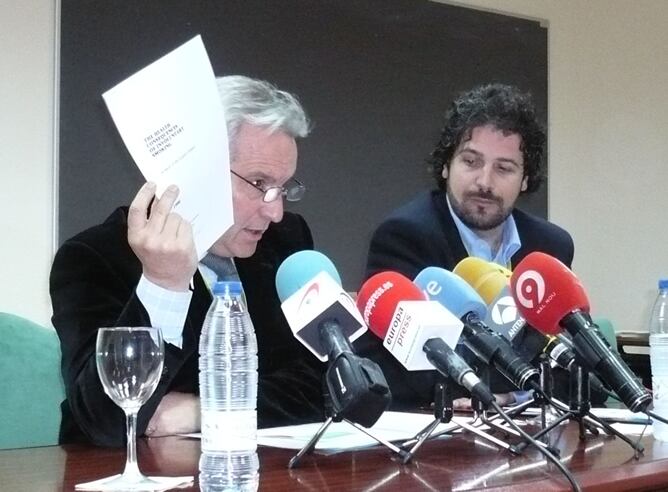 Rodrigo Córdoba, portavoz del CNPT, y Nick Schneider, del Centro Aleman para la Investigacion del Cancer, Heidelberg, Alemania.