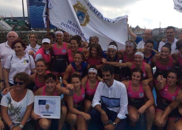 Las bateleras de San Juan celebran su quinta Bandera de La Concha consecutiva.