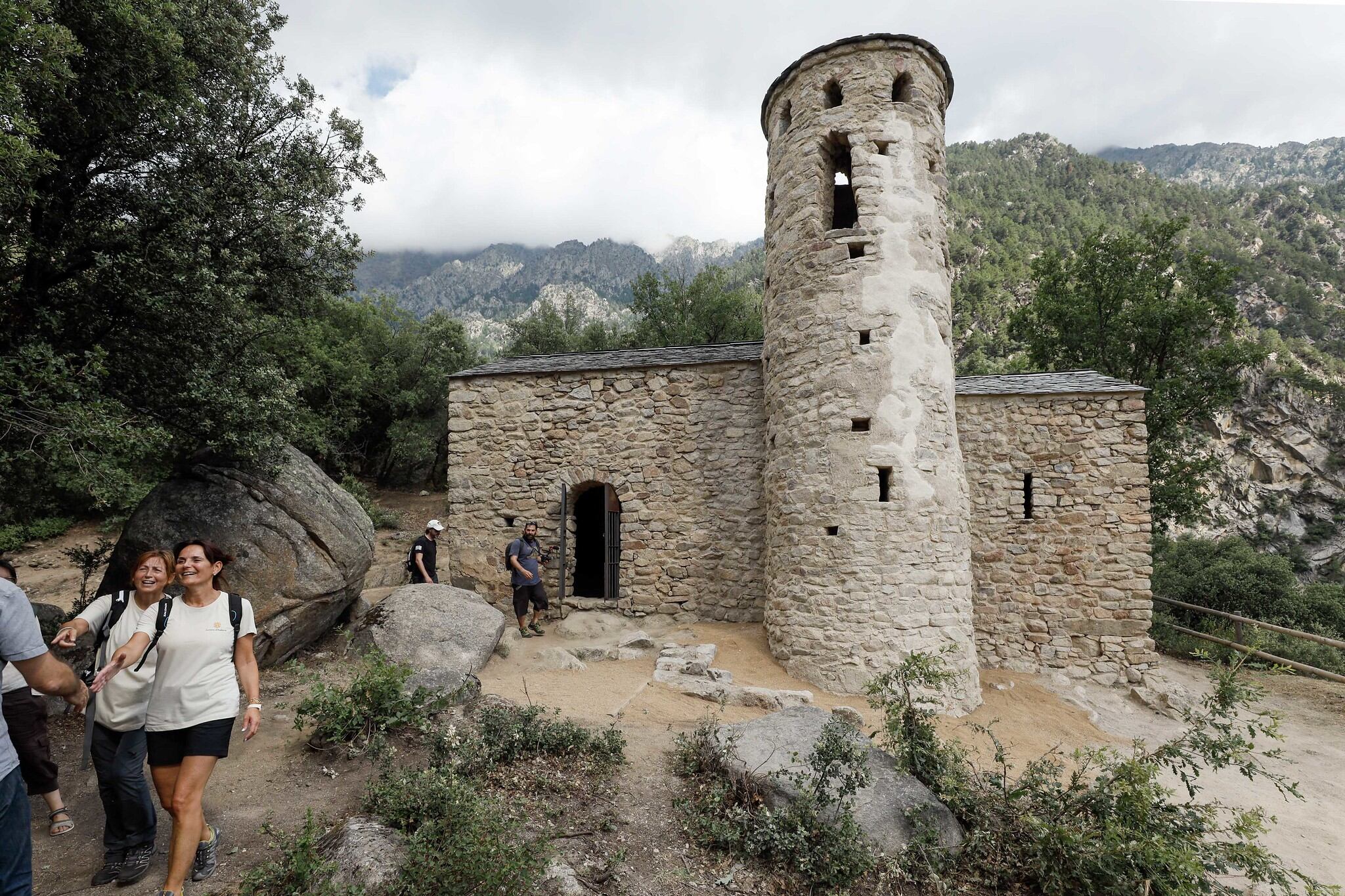 La ministra de Cultura, Mònica Bonell, i la directora de patrimoni cultural, Isabel de la Parte, en la inauguració de les obres de reconstrucció del campanar de Sant Viceç d'Enclar.