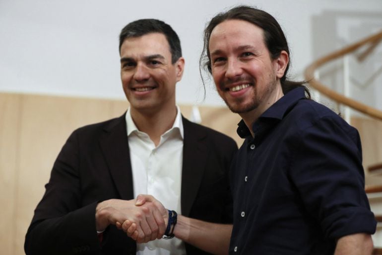  Los líderes del PSOE, Pedro Sánchez (i), y de Podemos, Pablo Iglesias (d), al inicio de la reunión que han mantenido hoy, en el Congreso de los Diputados