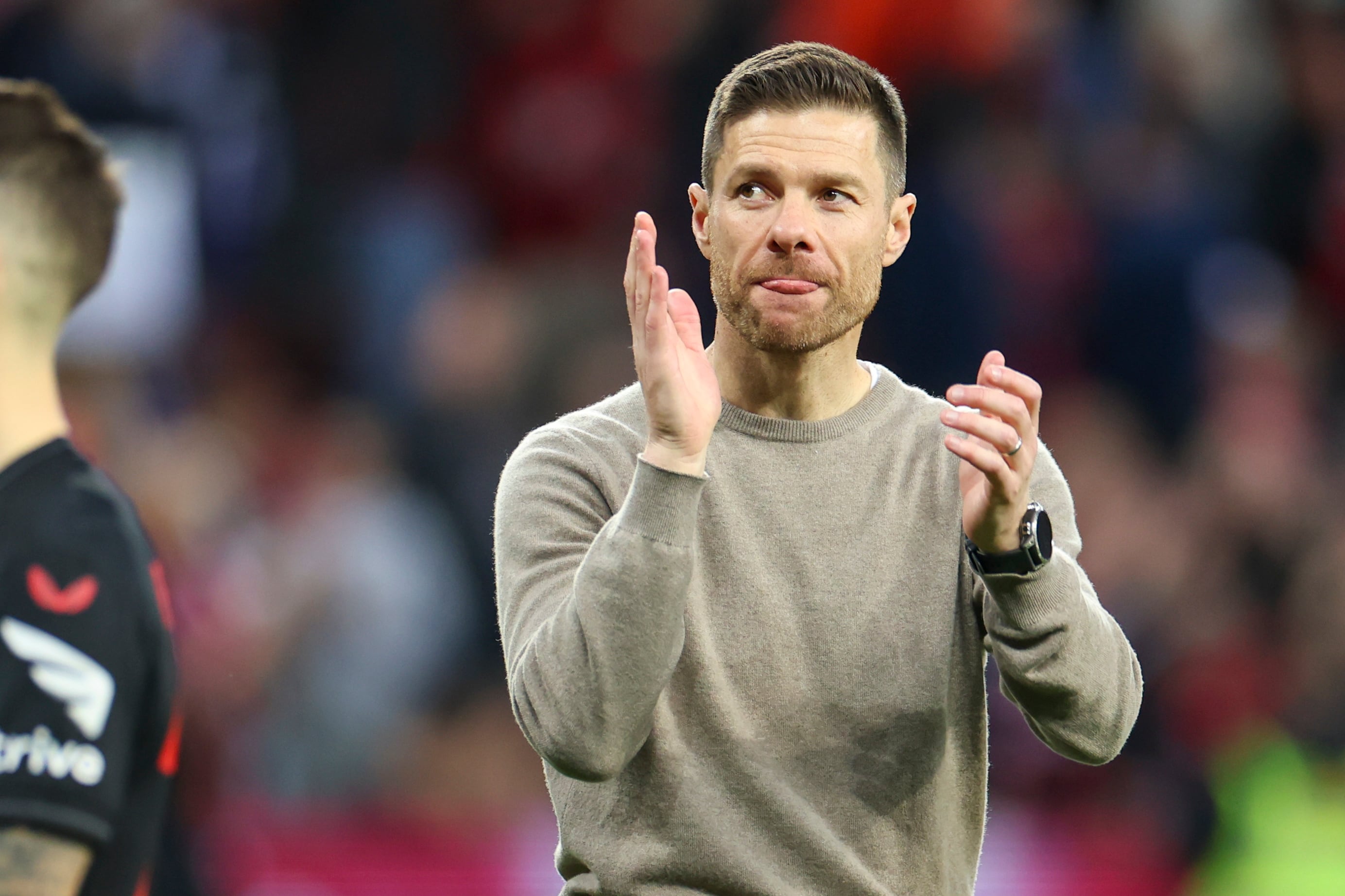 Xabi Alonso aplaude a la afición del Bayer 04 Leverkusen