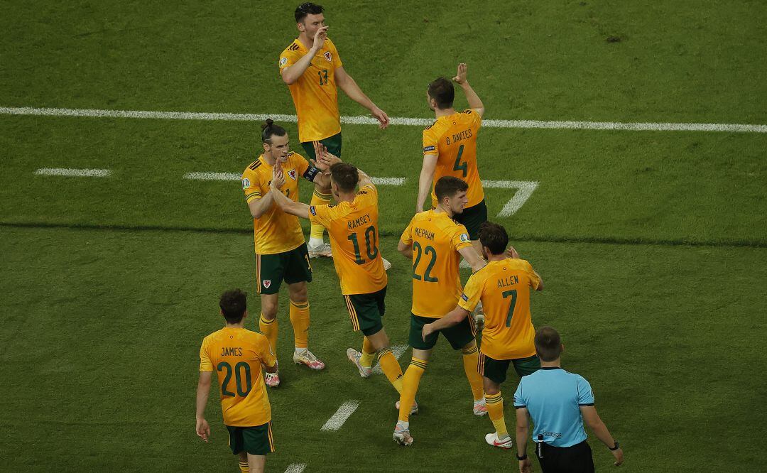 Gales celebra el primer gol del partido