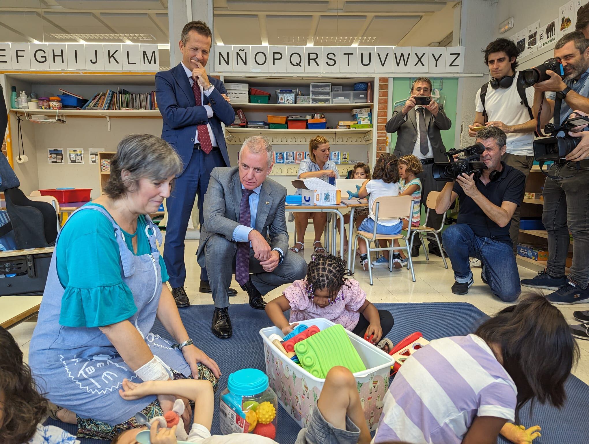 El lehendakari Iñigo Urkullu y el consejero de Educación Jokin Bildarratz han visitado el colegio Txomin Aresti de Leioa en el inicio de curso.