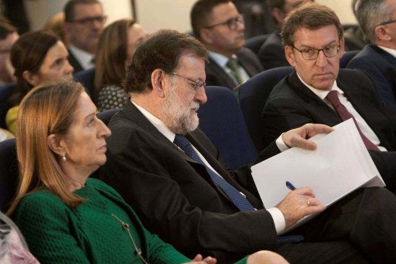 El presidente del Gobierno, Mariano Rajoy (c), acompañado por la presidenta del Congreso, Ana Pastor, y el presidente de la Xunta, Alberto Núñez Feijóo (d), durante la inauguración de la Asamblea General de Socios del Círculo de Empresarios de Galicia en 