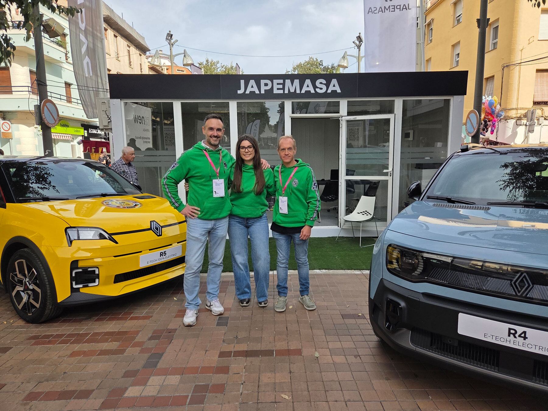 Los tres componentes del equipo de ventas de Japemasa en pleno Passeig del Comtat