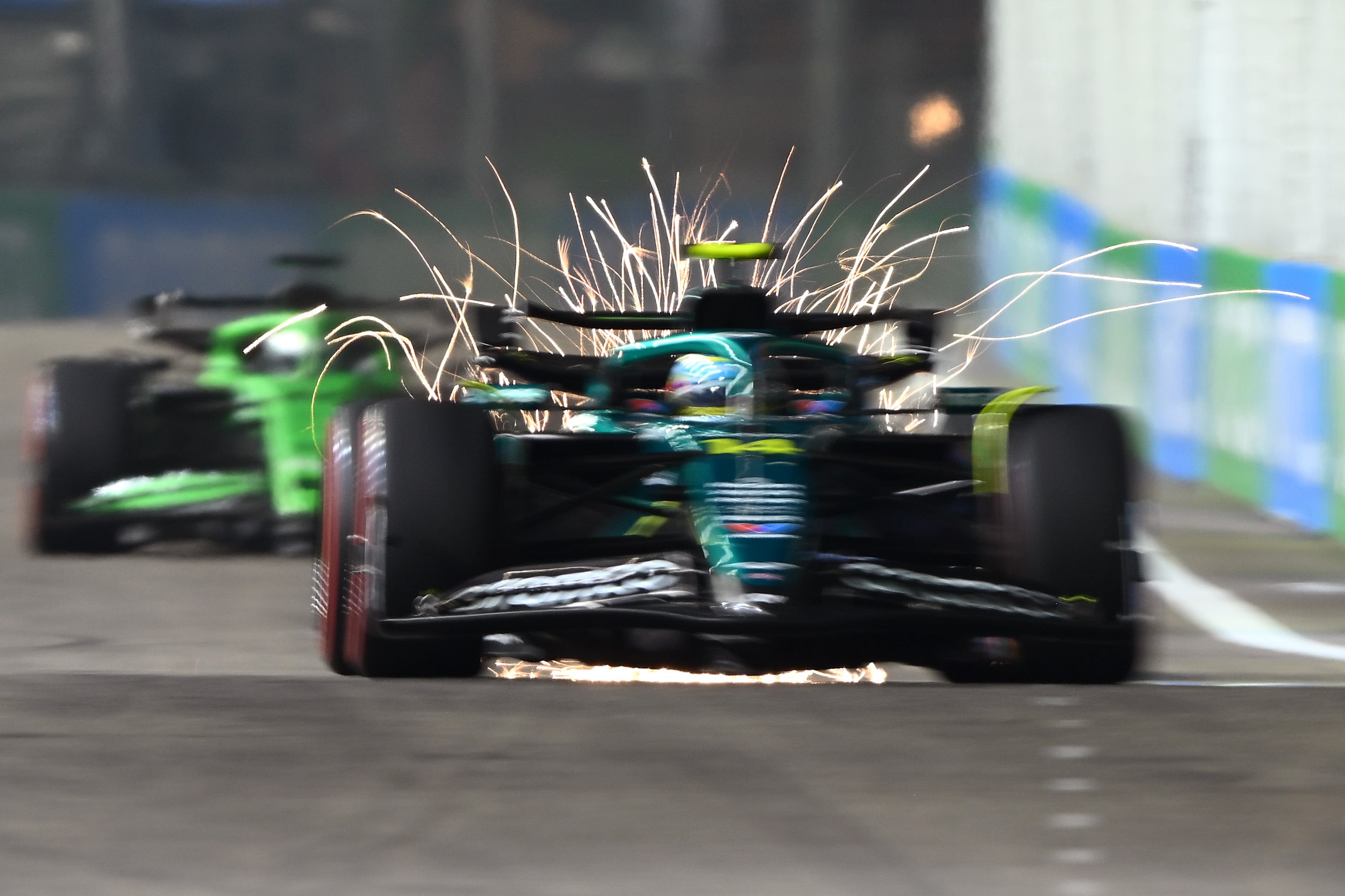 El Aston Martin de Fernando Alonso echa chispas en Marina Bay