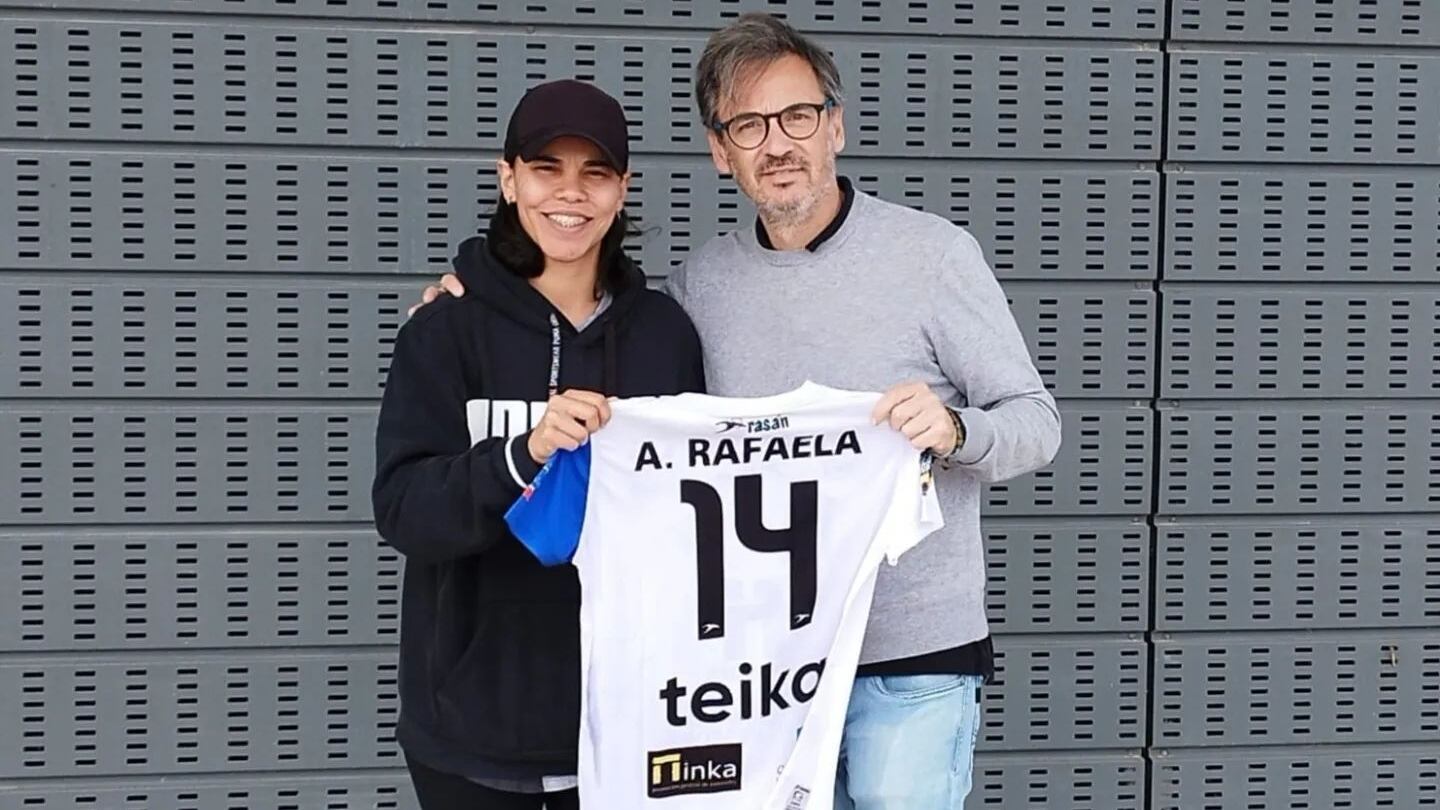 Rafaela Gonçalvez ha sido recibida por el presidente del Elda Prestigio, Manolo Pastor