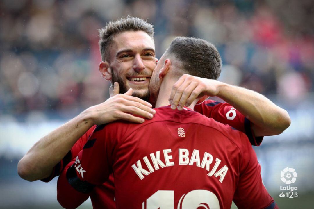 Kike Barja y Roberto Torres celebrando un gol