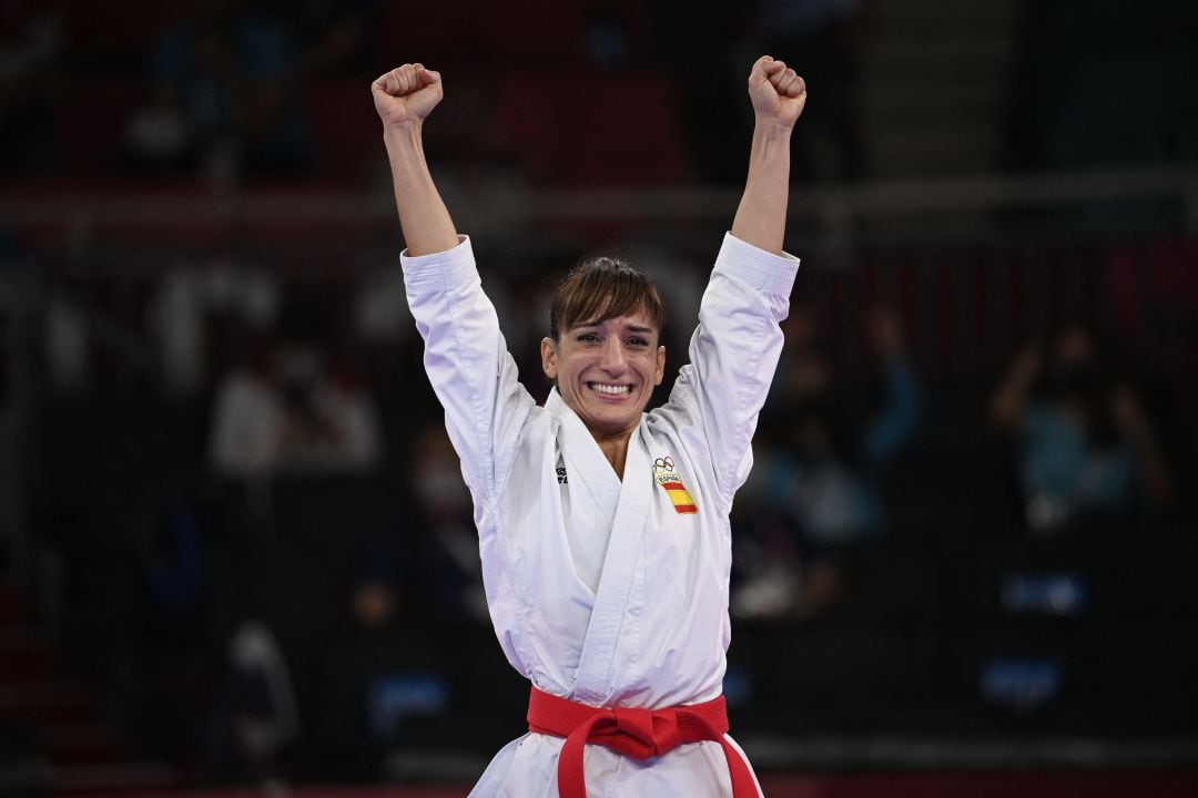 Sandra Sánchez celebra su victoria en la final olímpica de katas.