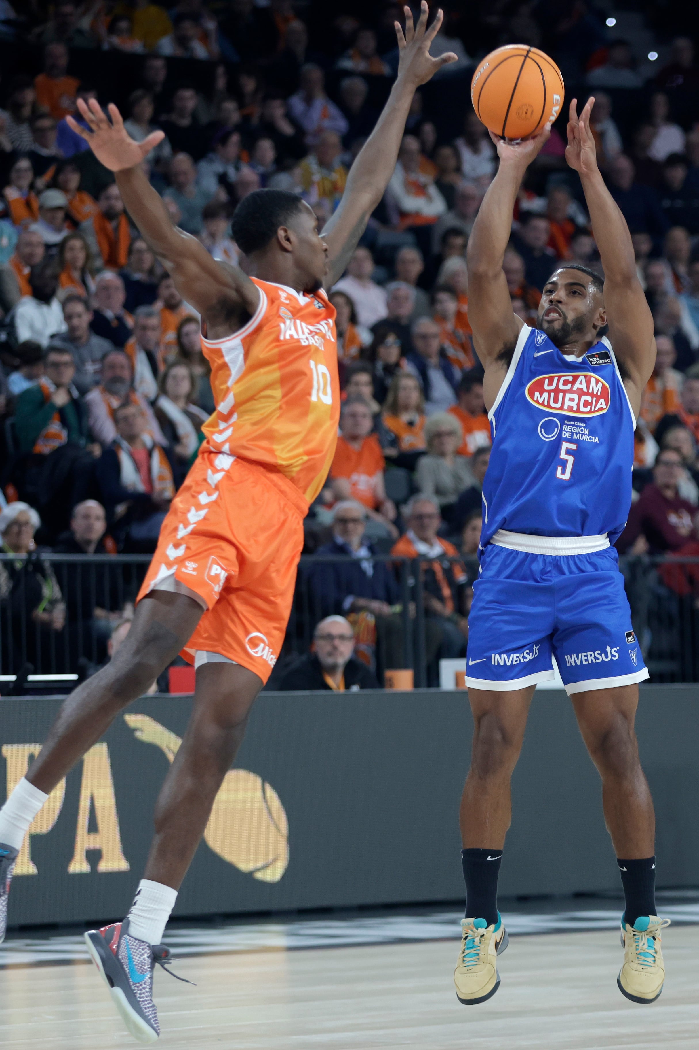 VALENCIA, 08/03/2026.- El base estadounidense del Valencia Basket Omari Moore (i) intenta taponar al base estadounidense del UCAM Murcia David de Julius durante el partido de la jornada 21 de la Liga Endesa de baloncesto disputado hoy domingo en el pabellón Roig Arena de Valencia, entre Valencia Basket y UCAM Murcia. EFE/Miguel Ángel Polo.