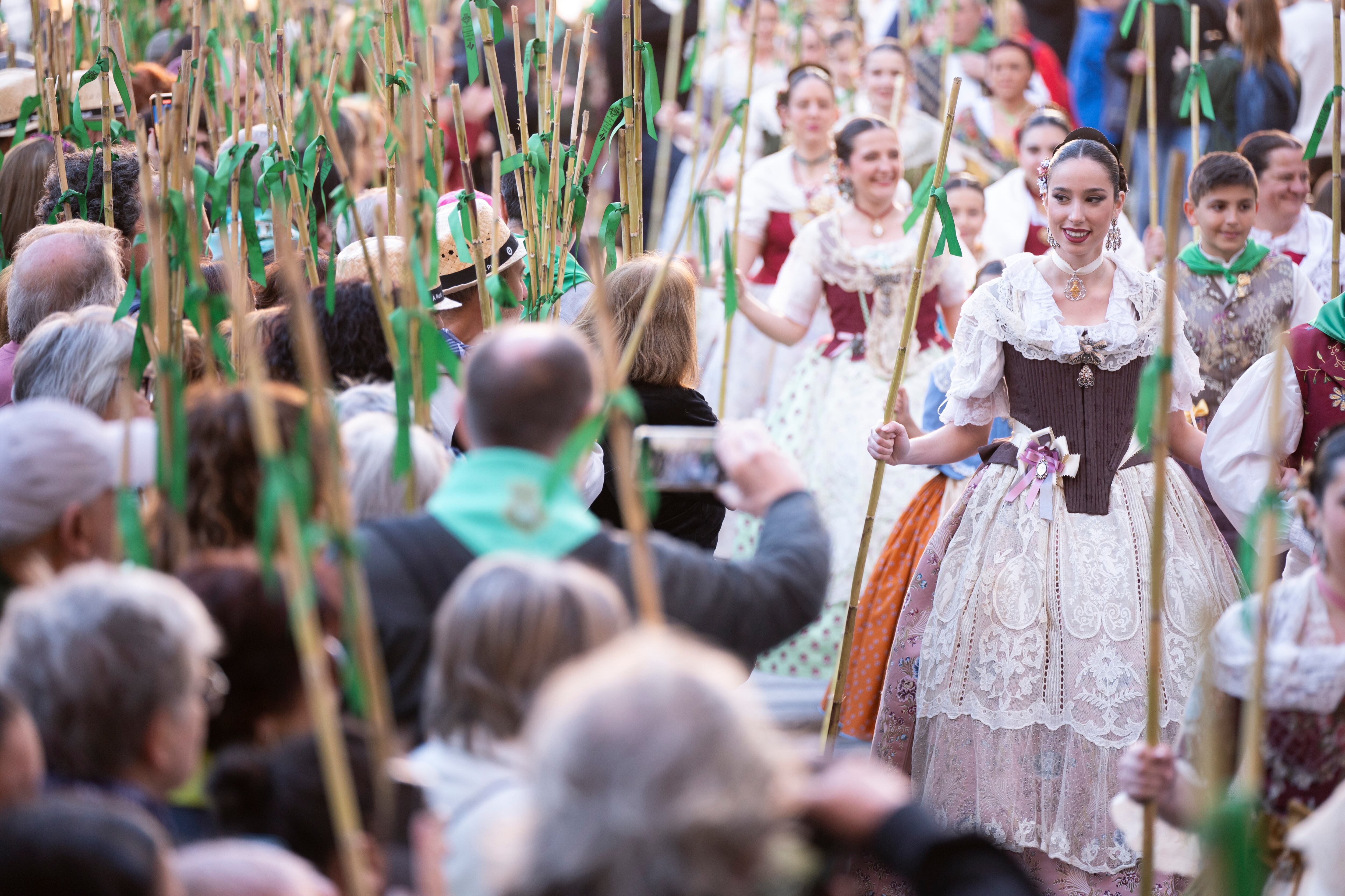 Damas y representantes de las gaiatas en la romería a la Ermita de la Magdalena en Castellón