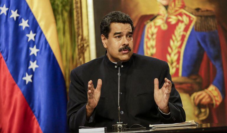 El Presidente de Venezuela, Nicolás Maduro, habla durante una rueda de prensa con medios de comunicación internacionales en el Palacio de Miraflores en Caracas (Venezuela). 