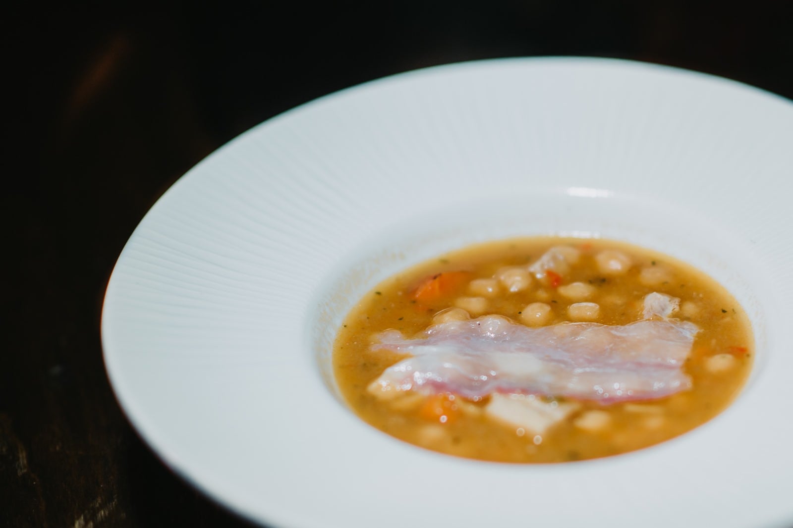 Alimentos Nobles de Aragón prepara una campaña en la que honrar a Fray Juan Altamiras a través de microrecetas adaptadas. Uno de los cocineros colaboradores es David Sariñena y su plato de garbanzos de Lecera con panceta. Foto de www.frayaltamiras.com