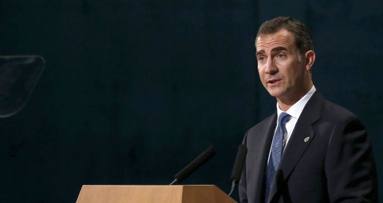 GRA424. OVIEDO, 23/10/2015.- El rey Felipe VI en su discurso durante la ceremonia de entrega de los Premios Princesa de Asturias 2015, en el Teatro Campoamor de Oviedo, que, en su trigésimo quinta edición, han cambiado su nombre original para acomodar su denominación a la actual heredera de la Corona, Leonor de Borbón y Ortiz. EFE/Chema Moya