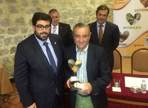 El alcalde de Santa María del Berrocal, José Reviriego, recoge el premio de manos del presidente de la Diputación Provincial, Jesús Manuel Sánchez Cabrera