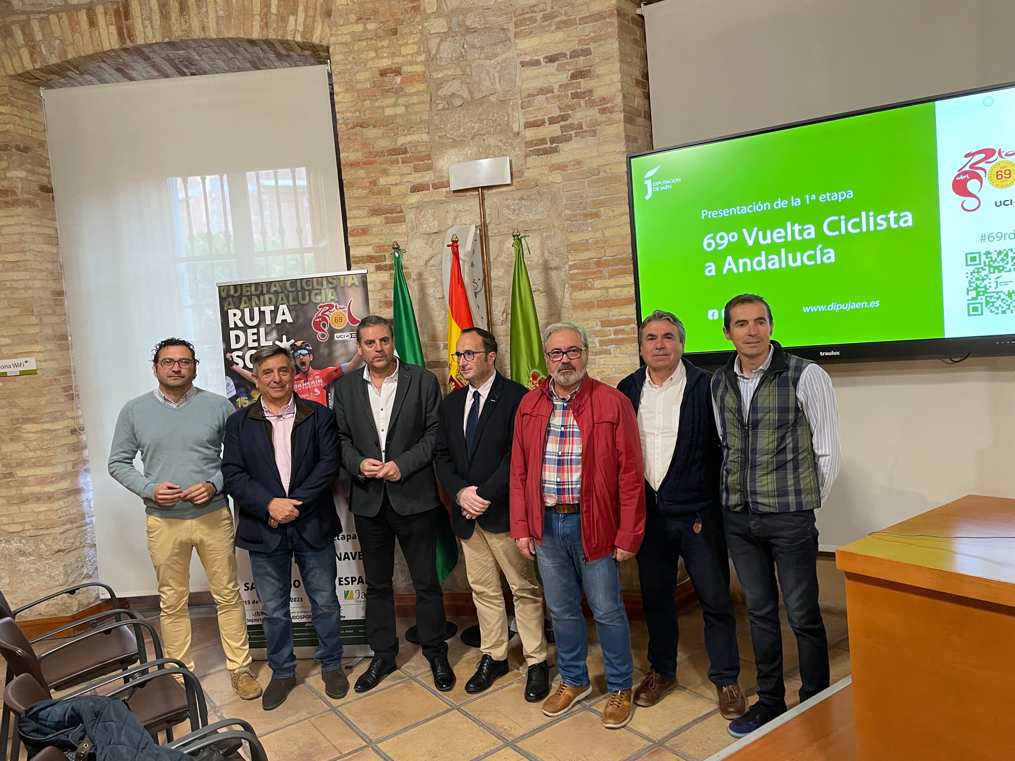 Los Alcaldes de la Comarca de Segura por donde pasará la etapa junto al Diputado Ángel Vera, Joaquín Cuevas, director de la Vuelta y  Manuel Beltrán en un momento de la presentación de la prueba