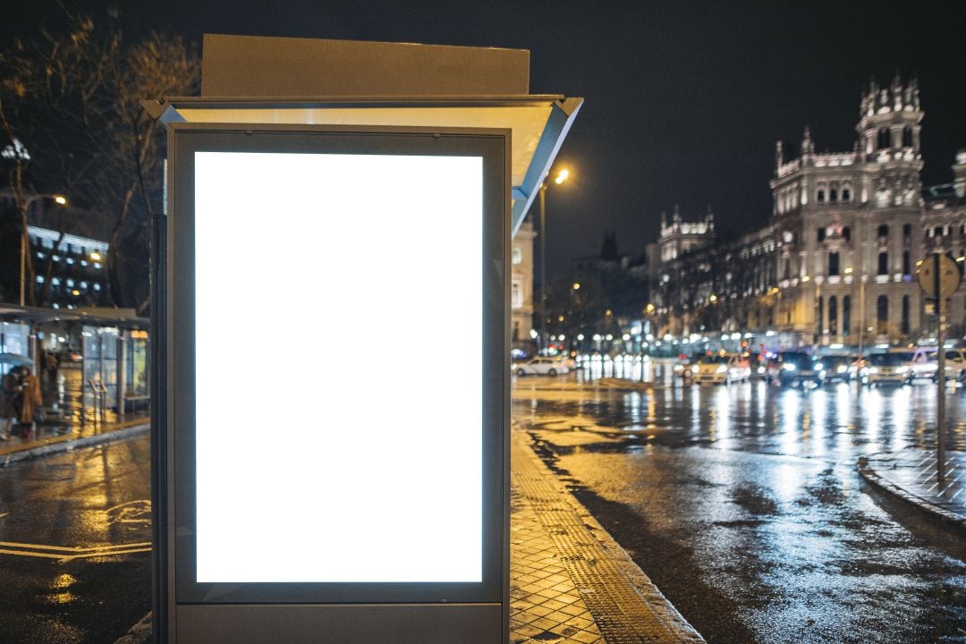 Una parada de autobús con un cartel en blanco 