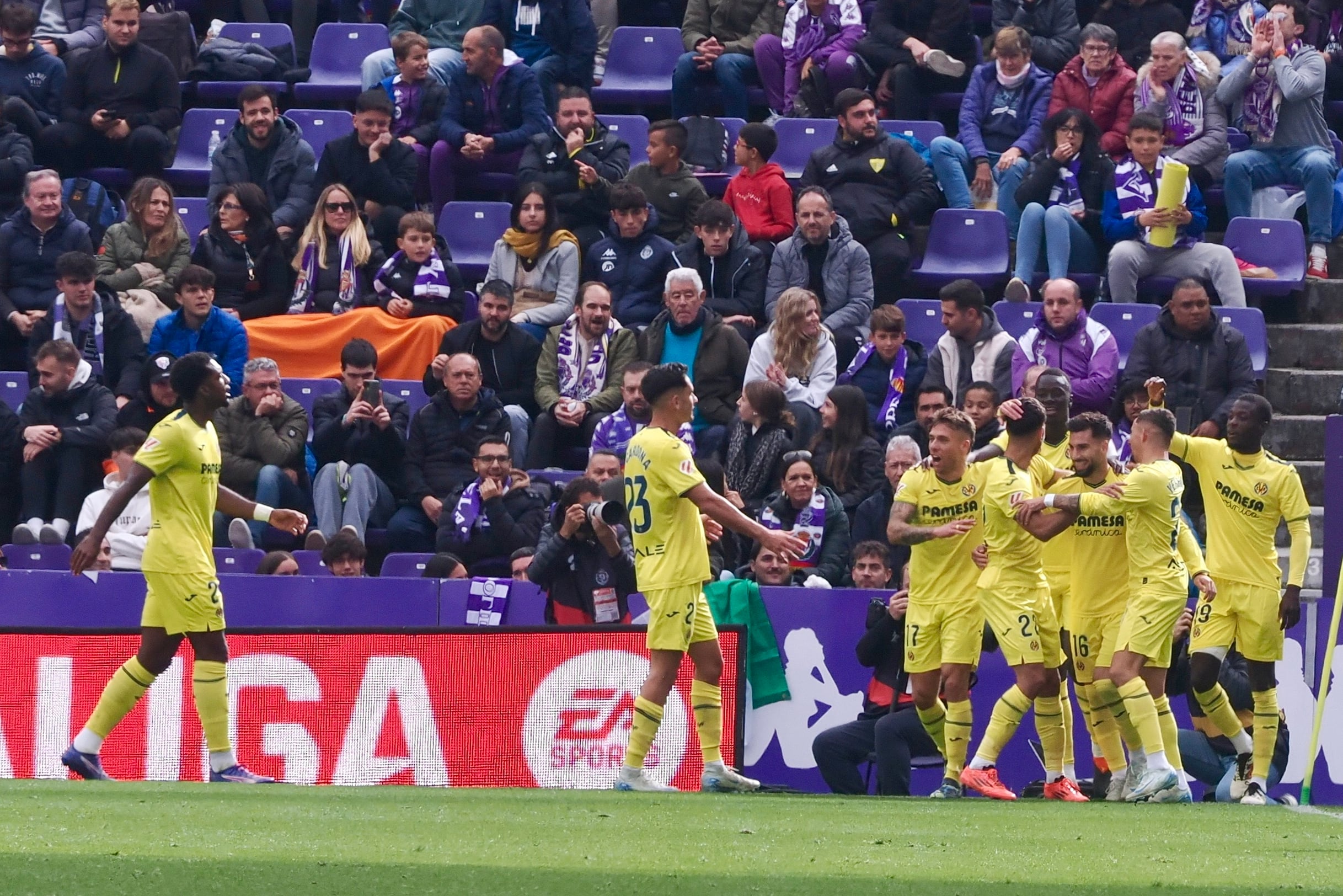 VALLADOLID, 26/10/2024.- El jugador del Real Valladolid Ayoze Pérez celebra con compañeros su gol durante el encuentro correspondiente a la jornada 11 de la Liga EA SPORT disputado ante el Villarreal, este sábado en el estadio municipal José Zorrilla. EFE/R. García
