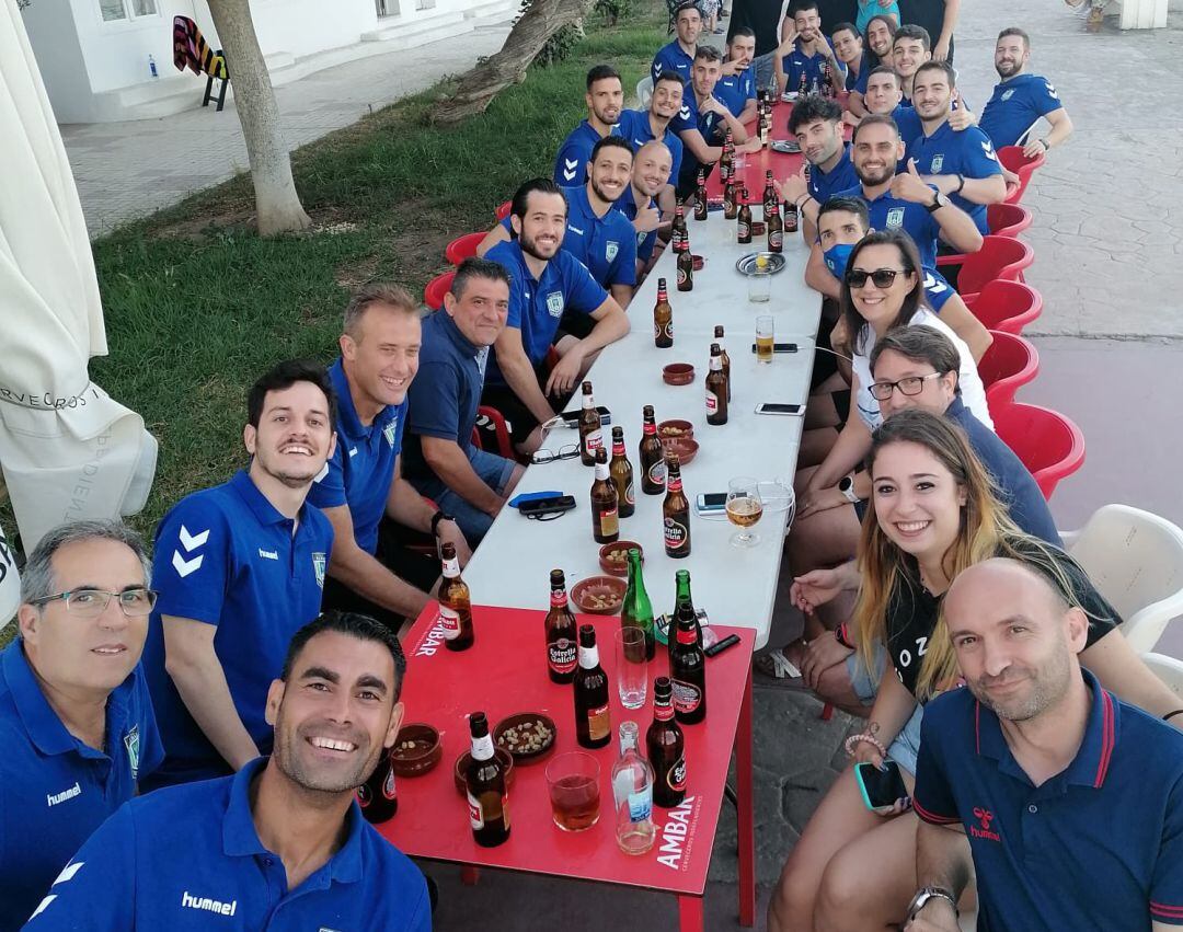 Imagen de equipo, en una de las terrazas de Málaga, tras ganar al Levante en semifinales de los playoff por el título de liga 