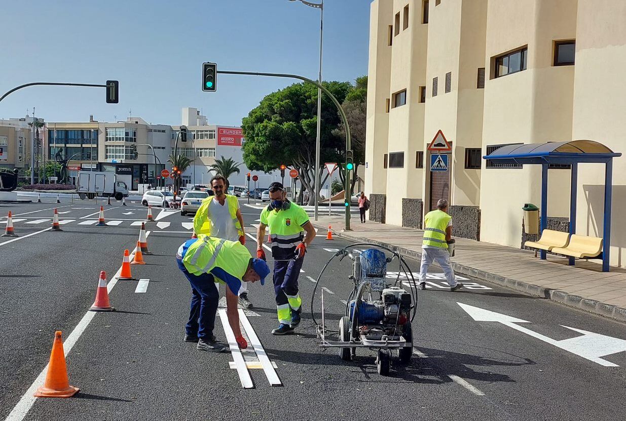 Operarios pintando marcas viales en Arrecife.