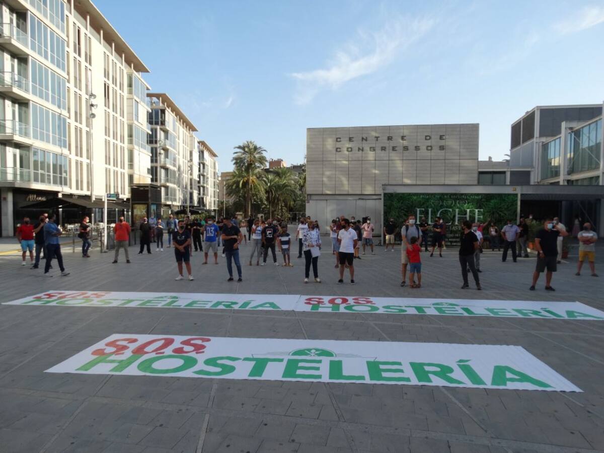 Más de 200 hosteleros protestan contra las restricciones sanitarias en el sector