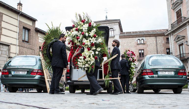 Los recuerdos en memoria de Pedro Zerolo se agolparon en torno al coche fúnebre. 