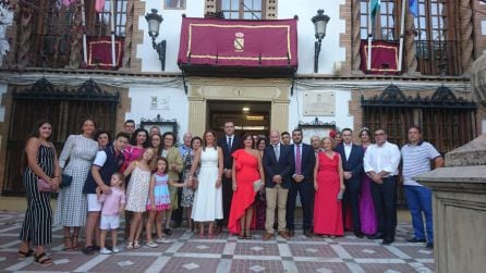 Foto de familia, a las puetrta del Ayuntamiento, con Pregonero, presentador, familiares y concejales