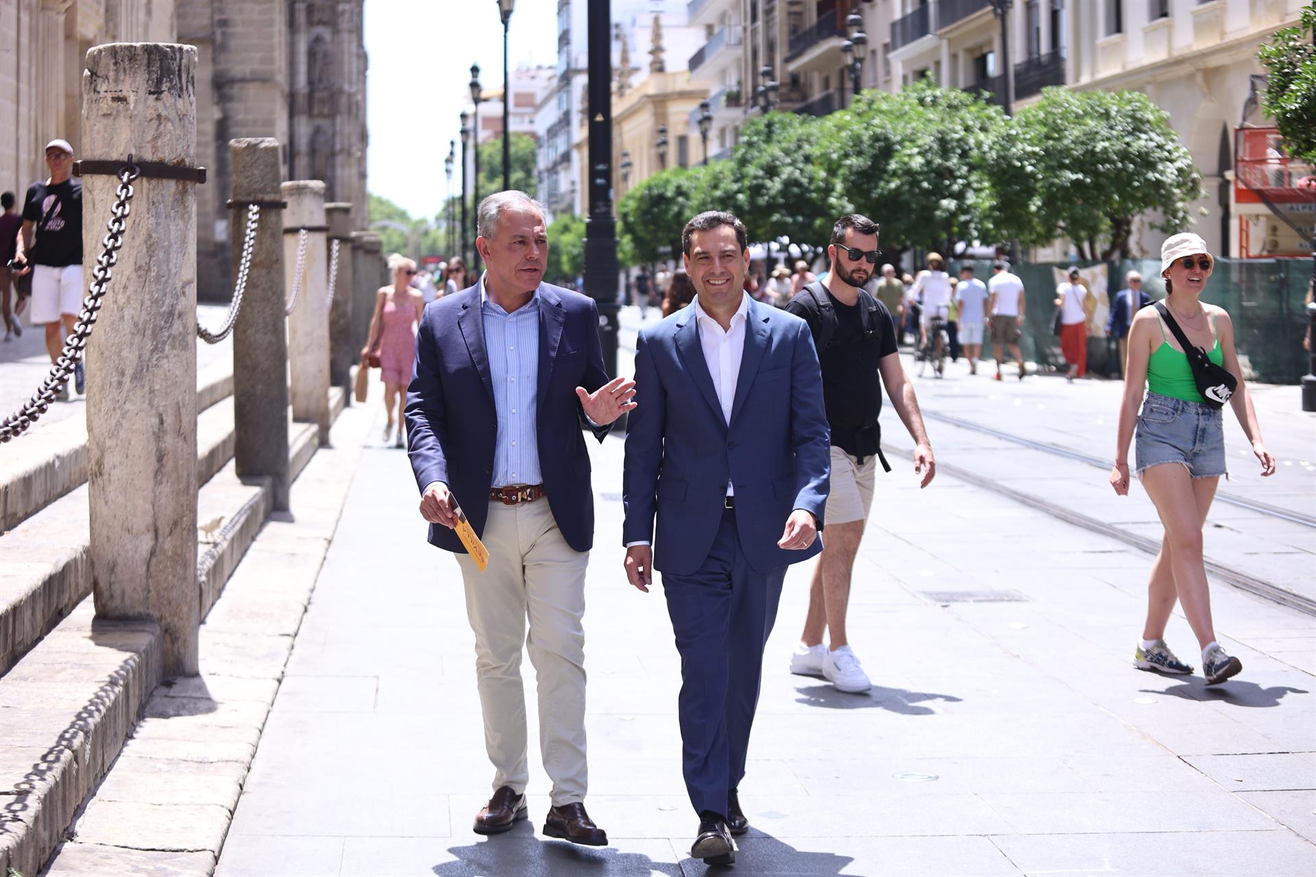 José Luis Sanz junto a Juanma Moreno, en la avenida de la Constitución.