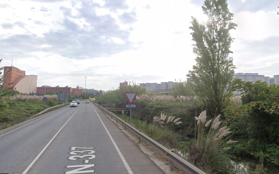 La carretera de acceso a la Playa de Gandia, que necesitaría ser ampliada..