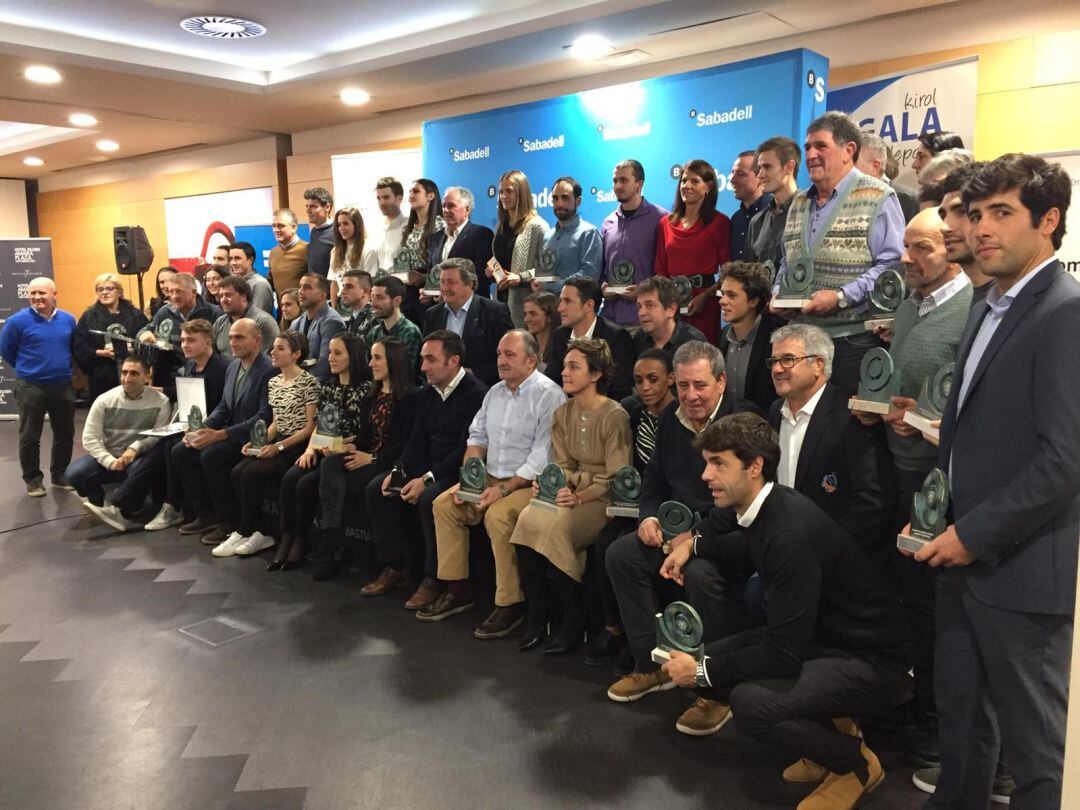 Foto de familia, con todos los deportistas galardonados en la Gala del Deporte Gipuzkoano 2018.