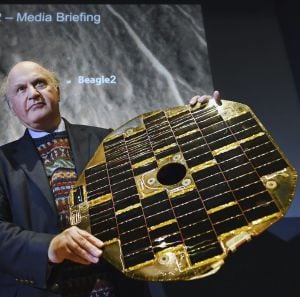 El profesor Mark Sims de la Universidad de Leicester muestra un panel original de la nave británica Beagle 2 durante una rueda de prensa