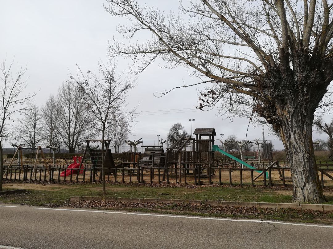 Parque infantil a la entrada de Gumiel de Izán