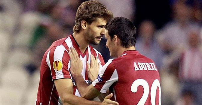 Llorente y Aduriz se saludan en San Mamés