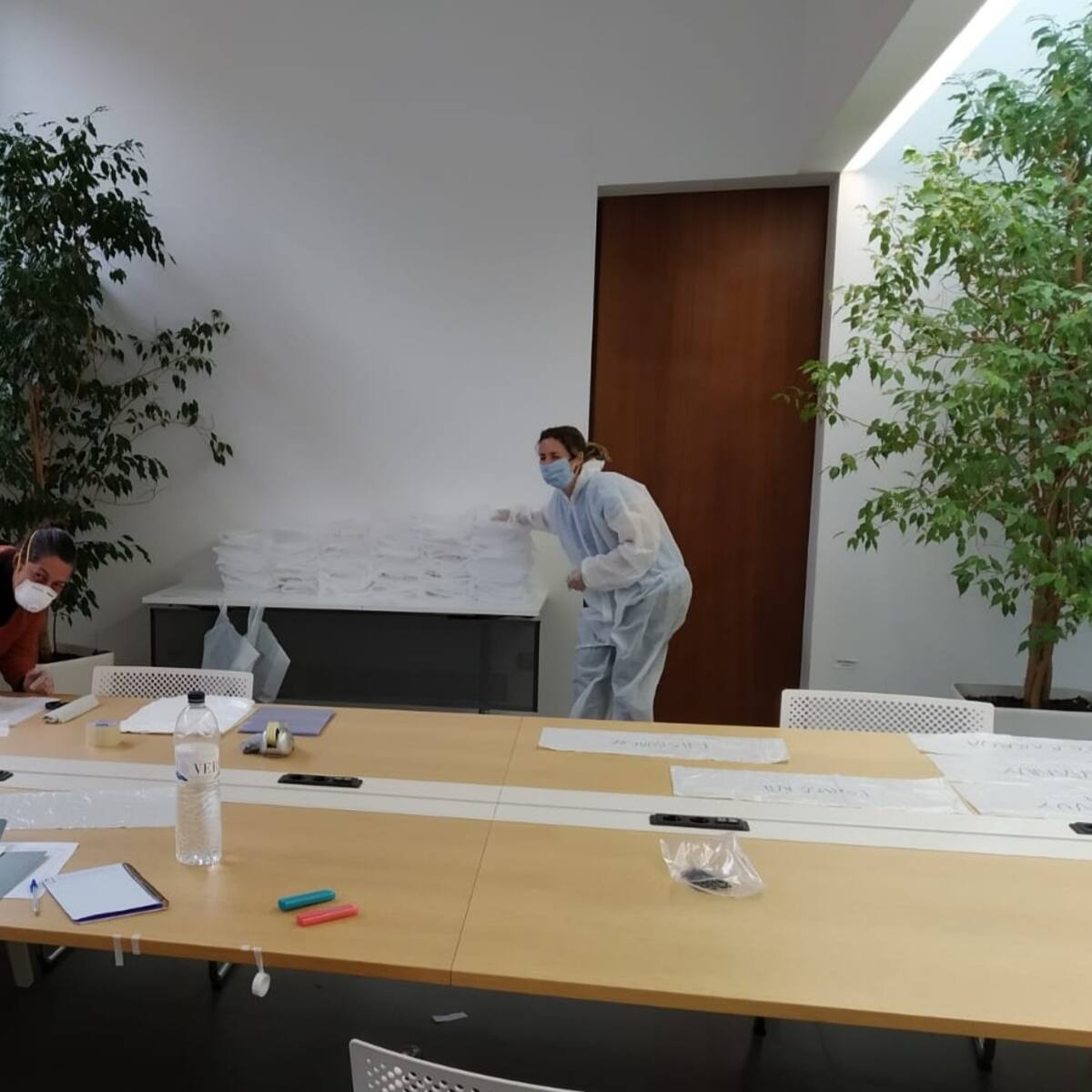 Reparto de pantallas y equipos de protección individual en Ribagorza