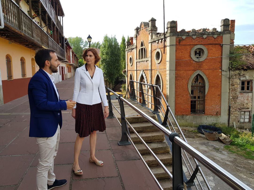 El alcalde de Barruelo de Santullán (Palencia), Cristian Delgado con la secretaria de Estado de Turismo Isabel María Oliver