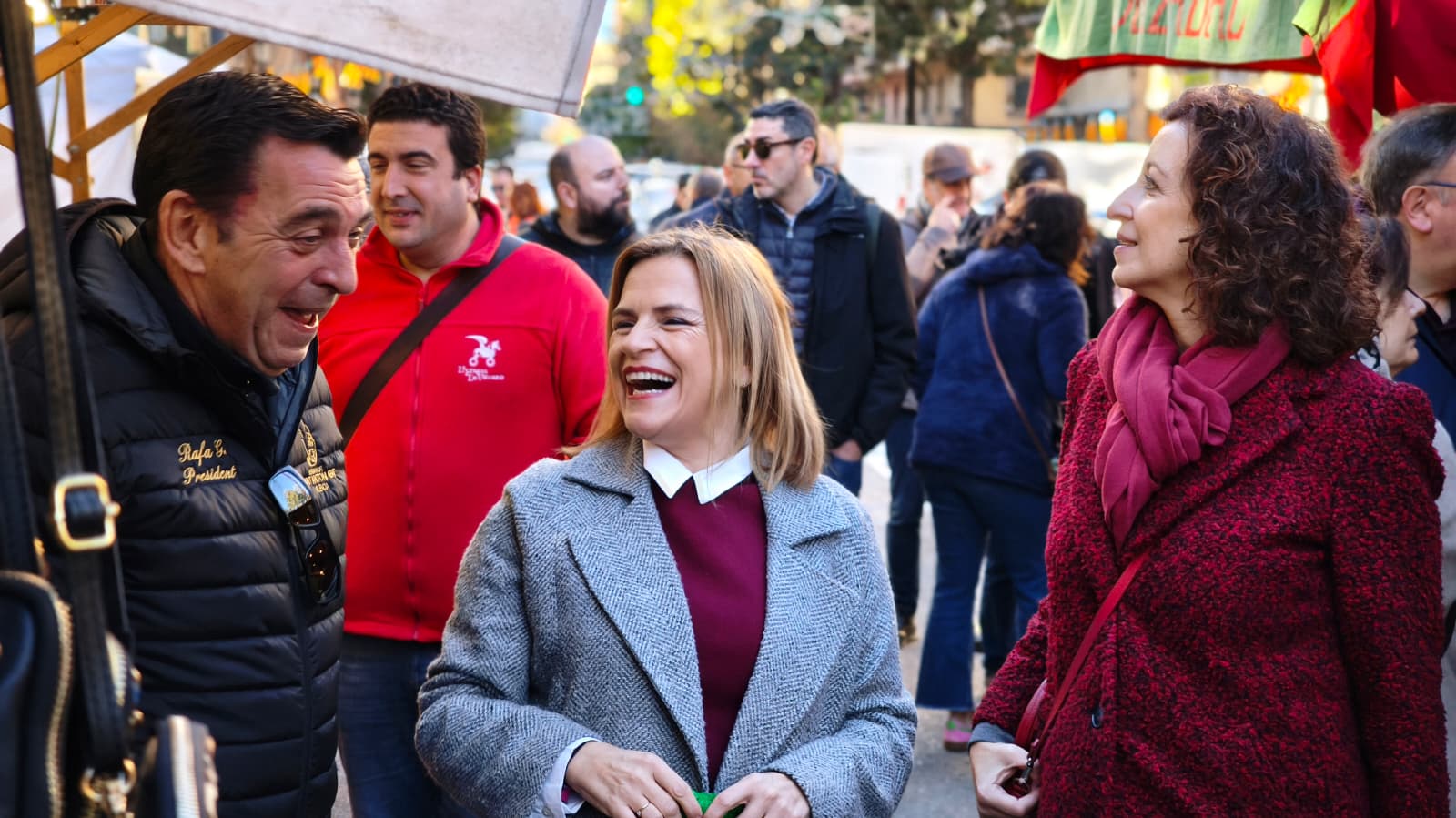 Pilar Bernabé durante una visita al tradicional mercadillo solidario de Sant Antoni en la Saïdia