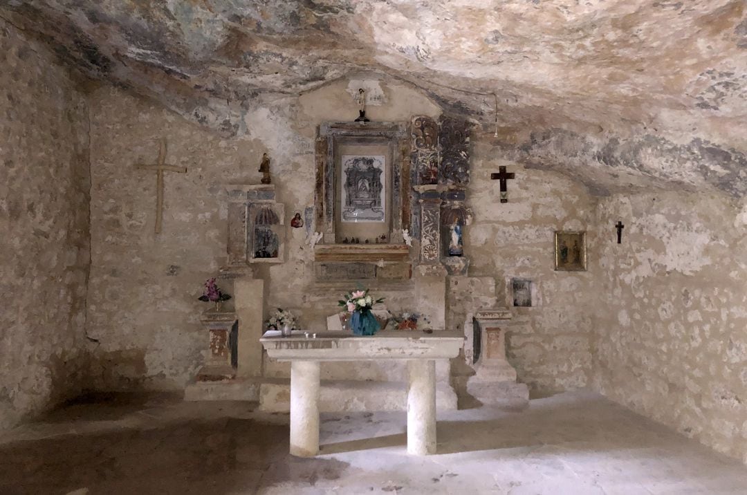 La ermita se ubica en una gruta