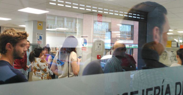 Varios jienenses esperan en una Oficina de Empleo.