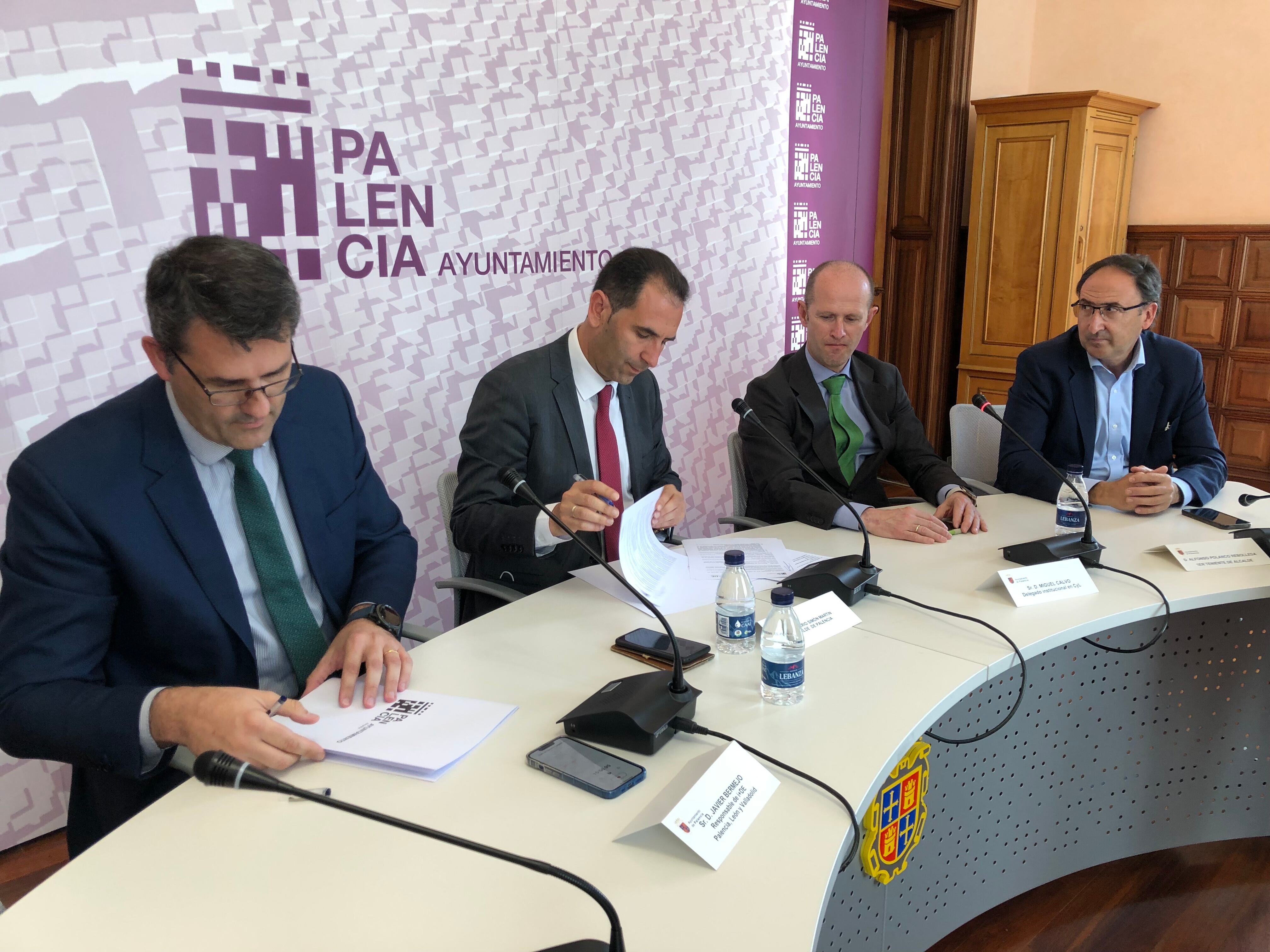 Firma del convenio entre Iberdrola y el Ayuntamiento de Palencia