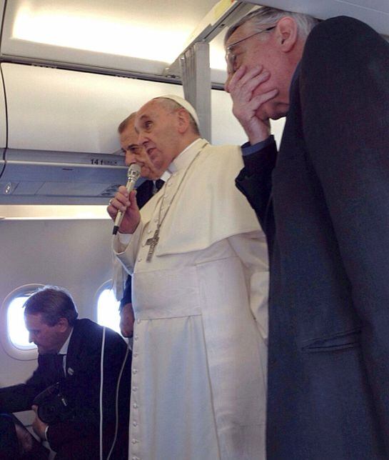 El papa Francisco conversa con los periodistas en el avión en el que ha regresado a Roma tras su visita al Parlamento Europeo y al Consejo de Europa en Estrasburgo.