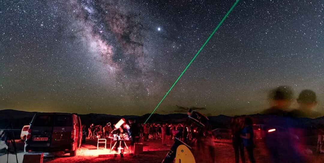 Observación astronómica durante la Star Party de Santiago Pontones.