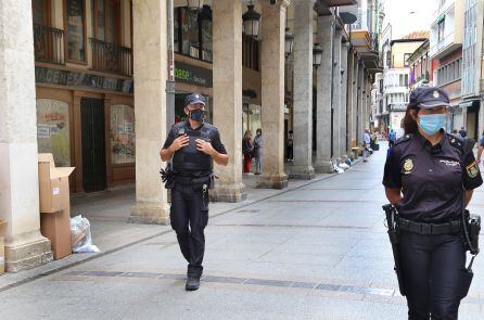 Laura, patrullando con su compañero, Antonio, por la Calle Mayor Principal de Palencia