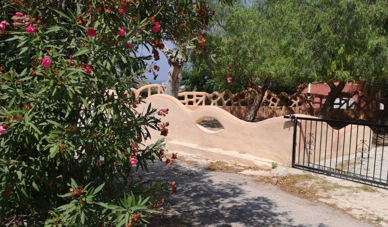Imagen del muro de la granja escuela de Beniarbeig, con el agujero por el que se escapó el niño de cuatro años para llegar a su casa.