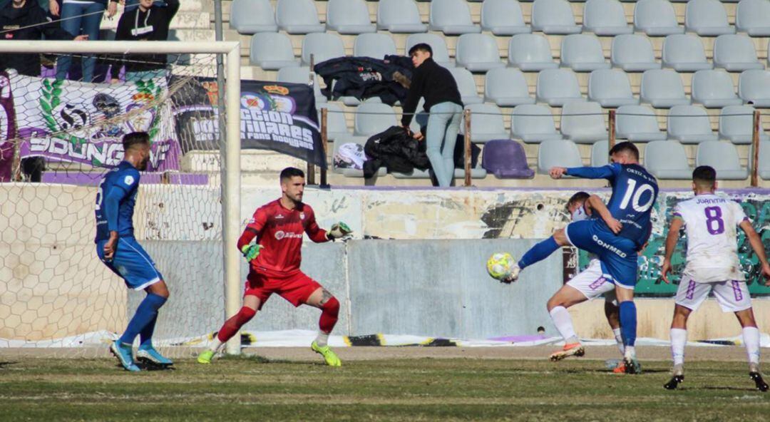 Ángel de la Calzada defiende la portería blanca.