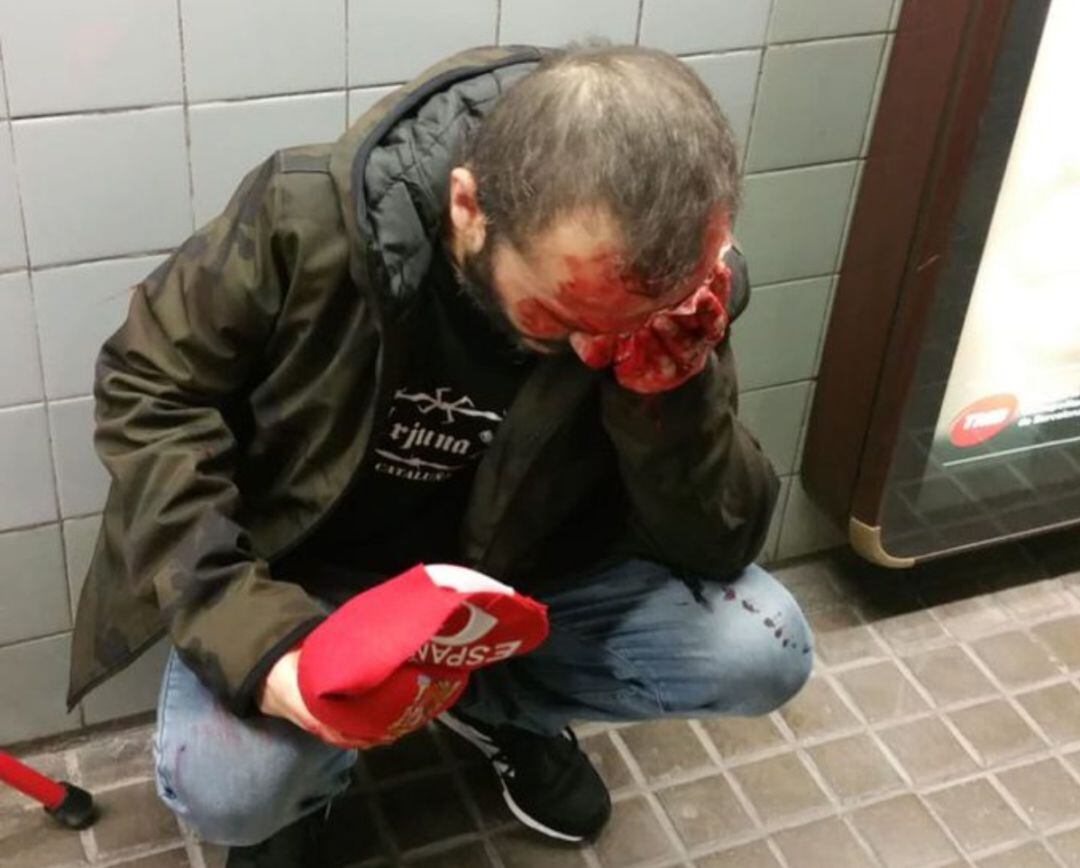 Agreden a un hombre con una bandera de España en el Metro de Barcelona